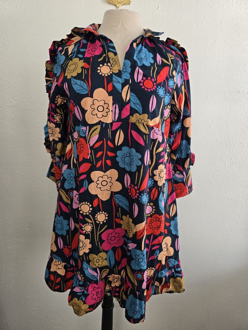 Apple Boulevard Floral Tiered V-Neck Shift Dress in Navy Floral Multi Size Small - Picture 4 of 10